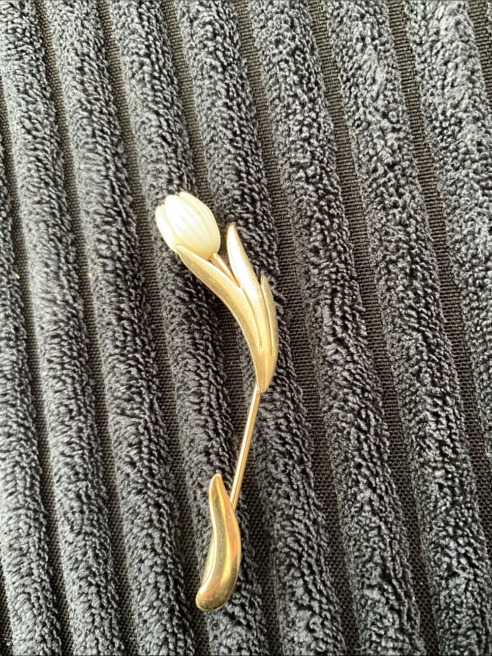 Vintage Avon Gold Tone Tulip Flower Stick Pin with Cream Enamel Bud